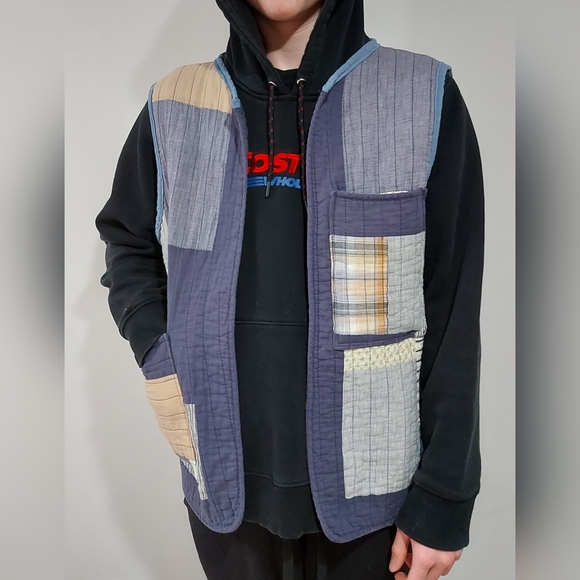 Sleeveless jacket made from an old short point.Unisex - Picture 5 of 10